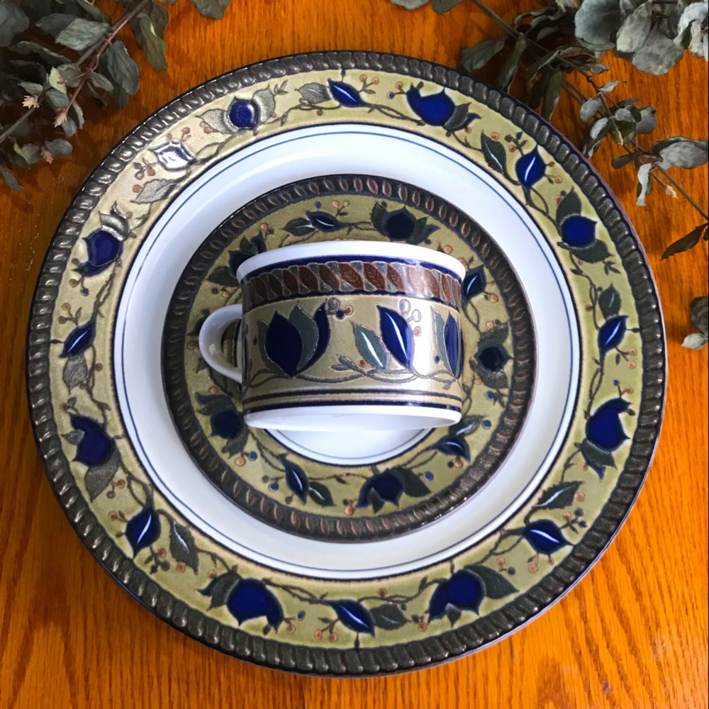 Mikasa Intaglio Arabella 3 Piece Dinnerware Set: Plate, Mug, Saucer *Unused*
